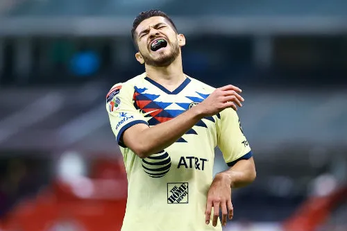 IMAGO7 El delantero se lamenta durante un juego de las Águilas