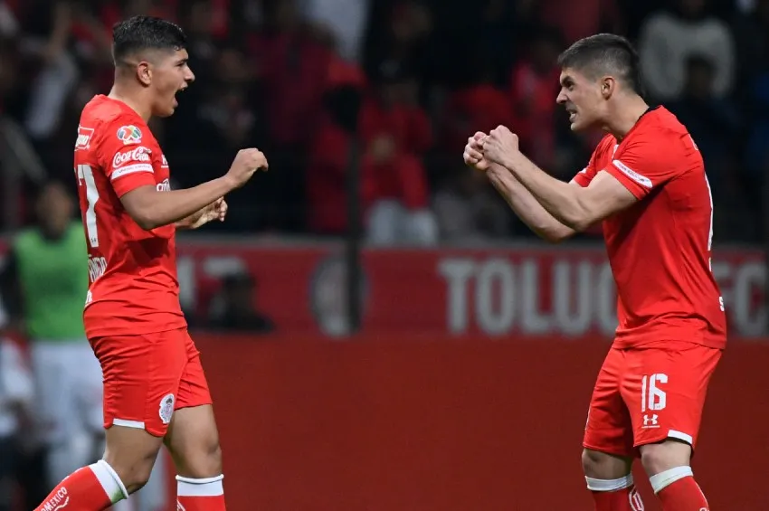Jugadores del Toluca celebrando un gol