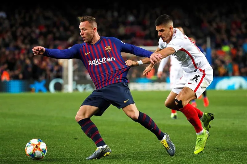 Arthur disputa un balón con André Silva del Sevilla