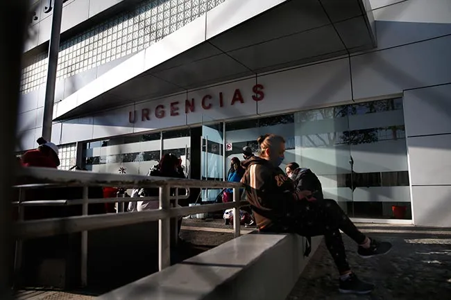 Familiares de enfermos esperan afuera de un hospital en la CDMX