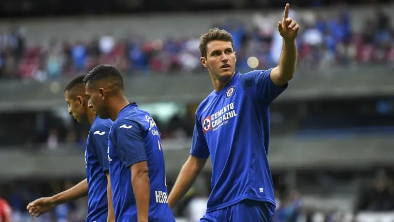 Santiago Giménez festejando un gol con Cruz Azul