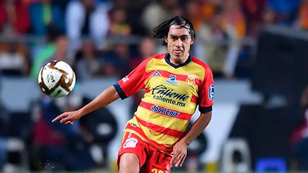 Martínez pelea el balón durante un partido