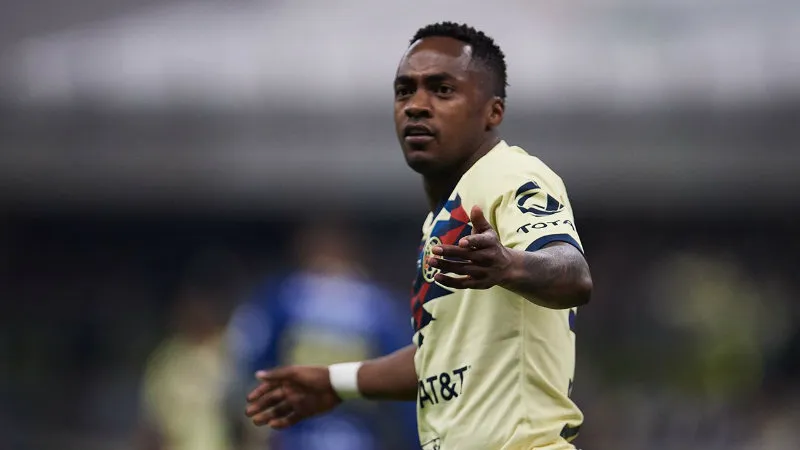 Renato Ibarra en partido con América