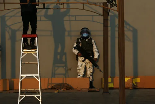 Elementos de la Guardia Nacional aguardan un cargamento