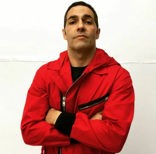 El comandante Suárez usando el 'mono' rojo