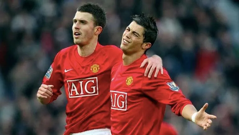 Carrick y Cristiano en un juego con Manchester United