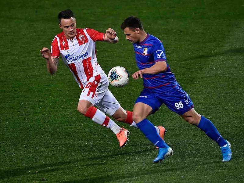 Jugadores en la disputa del balón en la Liga de Serbia