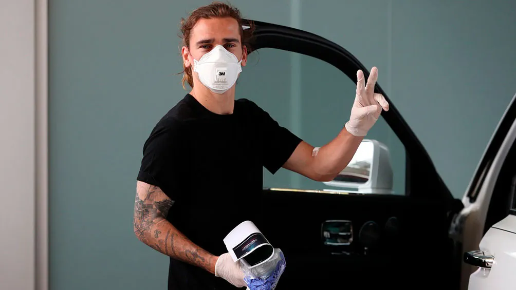 Antoine Griezmann bajando de su carro