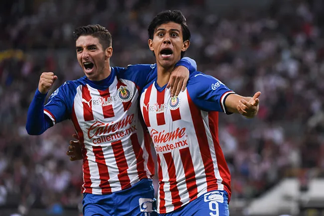 IMAGO7 Brizuela y Macías celebran un gol con Chivas
