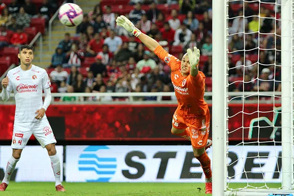 El portero de Xolos intenta evitar un gol