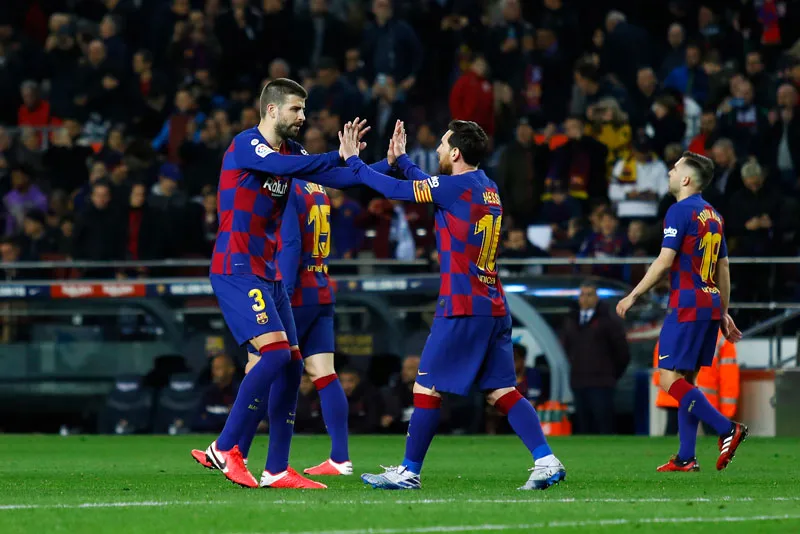 IMAGO7 Piqué y Messi se saludan en la cancha