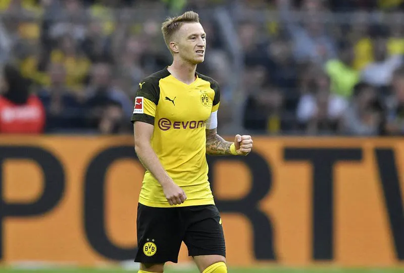 Reus durante un duelo con el Borussia