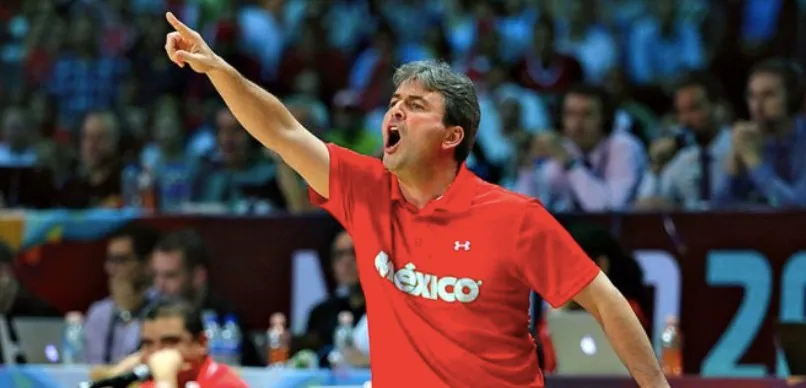 Sergio Valdeolmillos en un partido con México