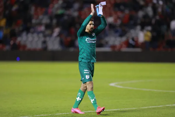 Gil Alcalá celebrando con Gallos