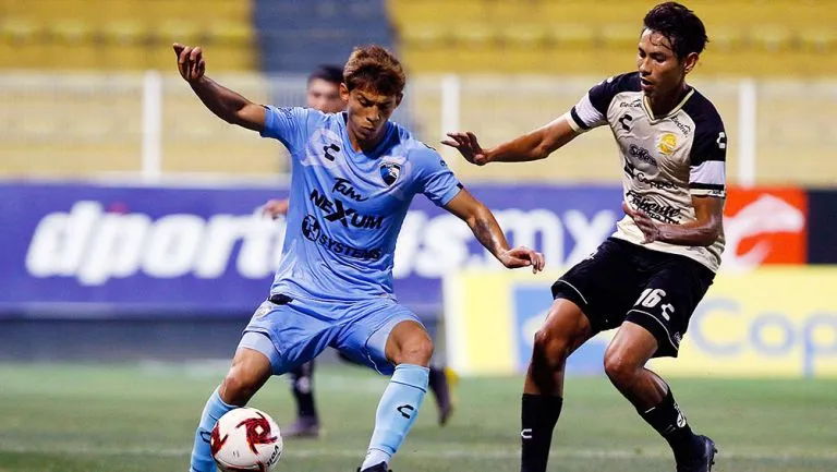 Jugadores pelean el esférico en un Dorados vs Tampico