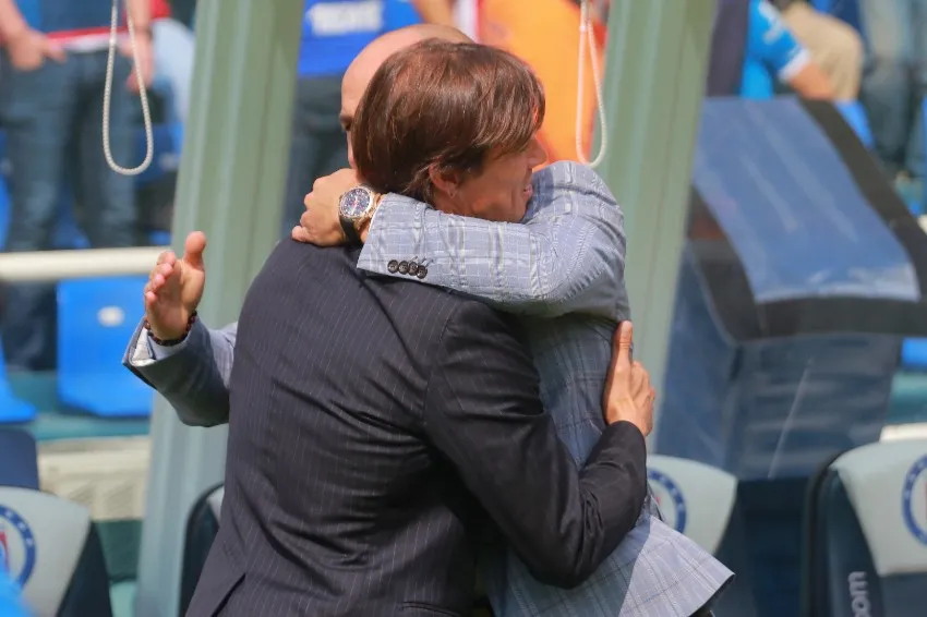 Matías Almeyda y Paco se saludan previo a un partido