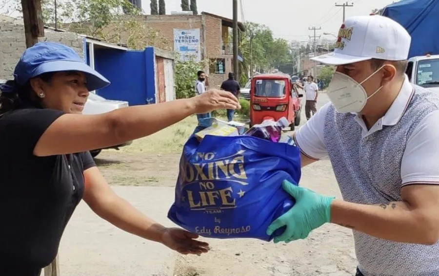 TWITTER @RodVargasMX El entrenador entregó despensas