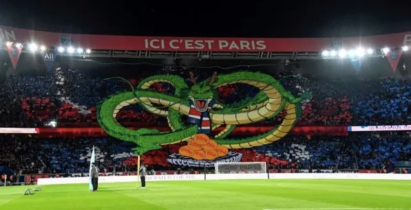 La afición del PSG con el tifo de Dragon Ball