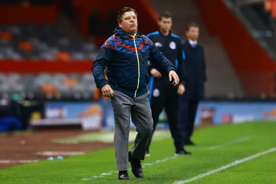 Miguel Herrera dirigiendo a las Águilas