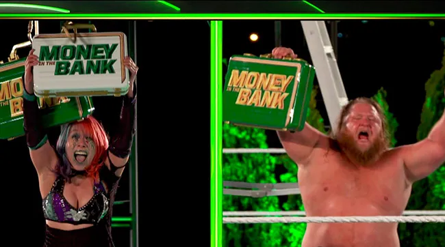 TWITTER @WWE Otis y Asuka levantan su respectivo maletín