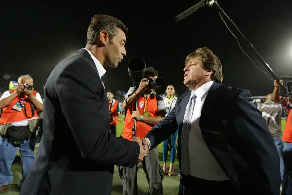 Pedro Caixinha y Miguel Herrera en saludo en 2103