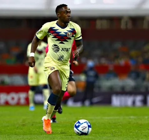 Renato conduce el balón en un juego con las Águilas