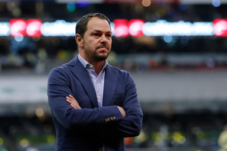 Santiago Baños durante un partido del América