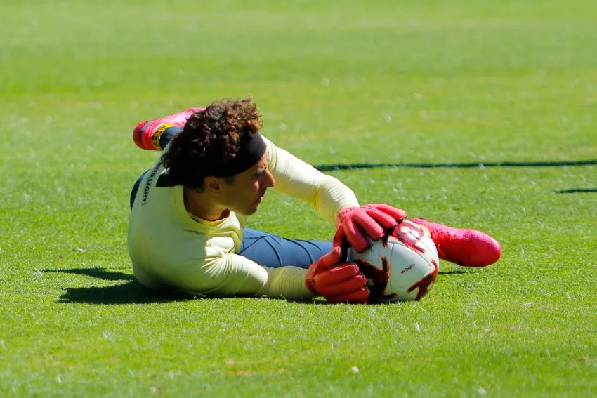Guillermo Ochoa durante un entrenamiento con América