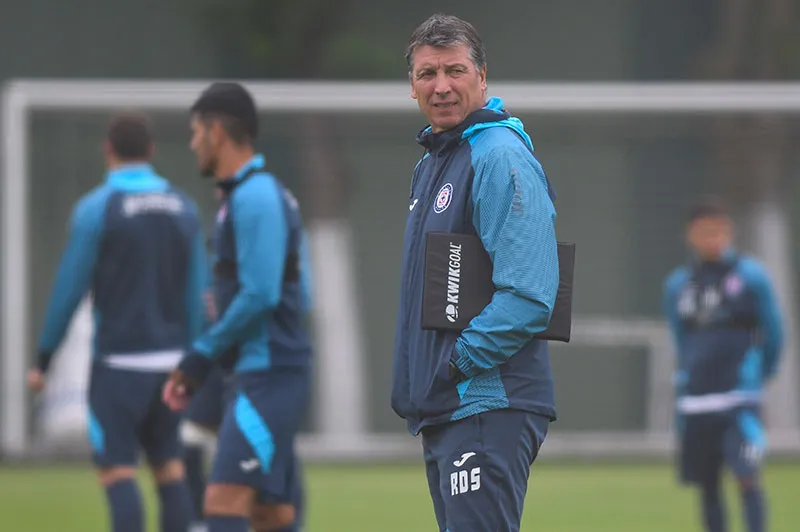El técnico uruguayo, en un entrenamiento de La Máquina