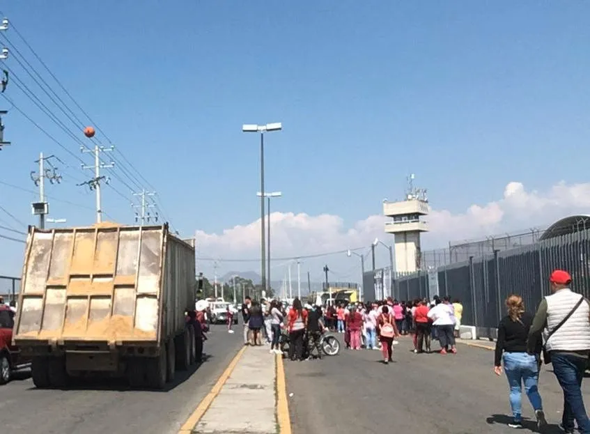 Familiares afuera del Penal de Chalco