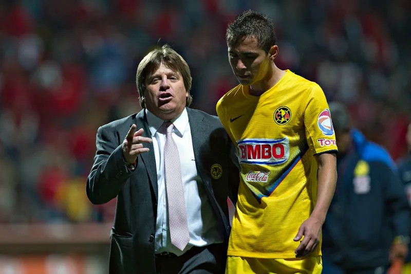 IMAGO7 Miguel Herrera con Paul Aguilar
