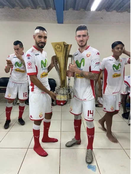 Guarch y Tavano con la copa de campeones