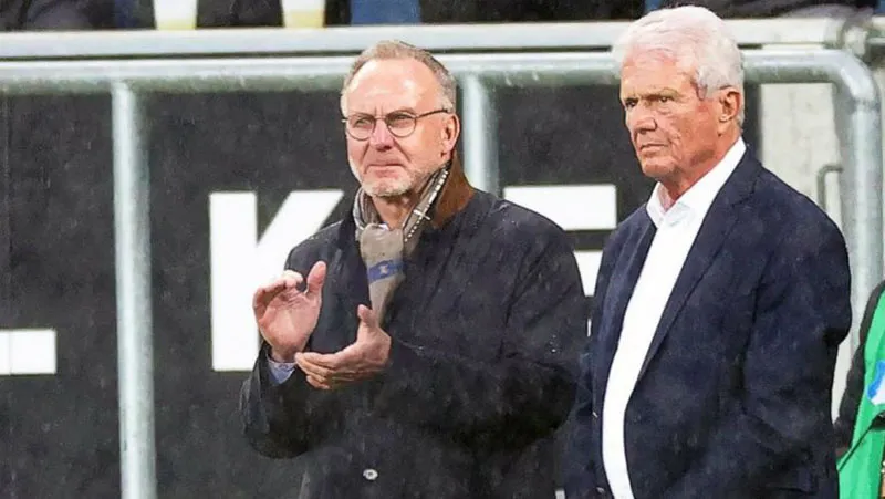 Karlheinz Rummenigge durante un duelo con el Bayern Munich