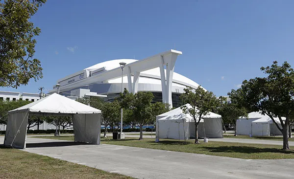 Las carpas frente a Marlins Park para detectar coronavirus