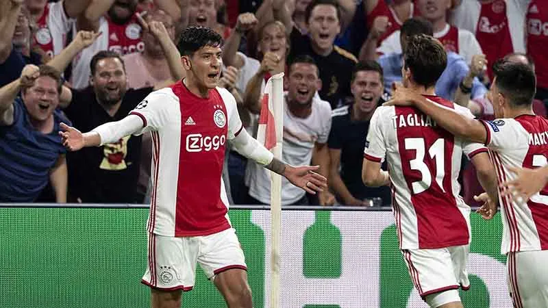 Edson Álvarez festeja un tanto con el Ajax