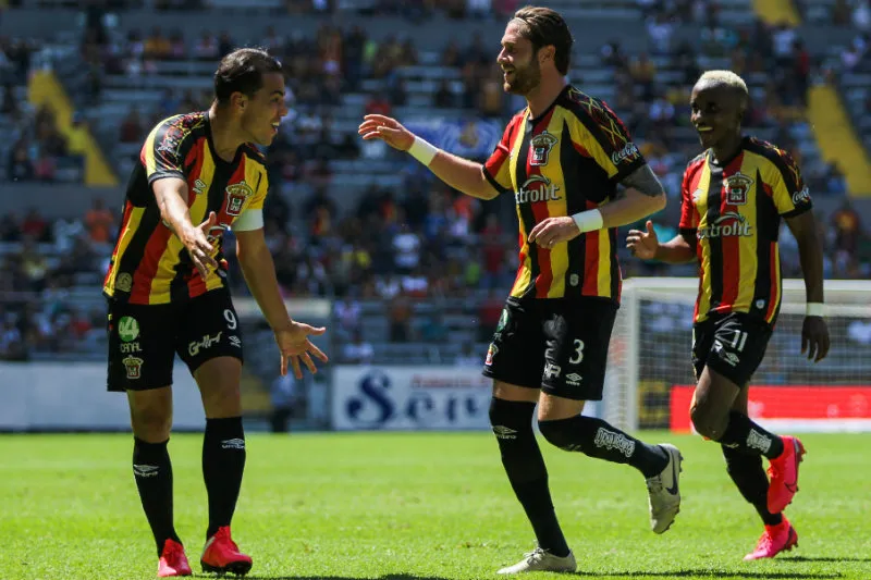 Leones Negros en festejo de gol