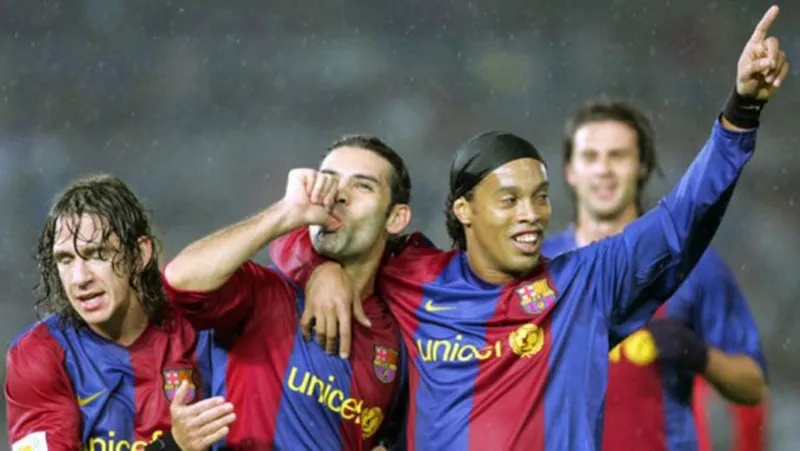 Rafa Márquez festeja un gol con Ronaldinho y Puyol