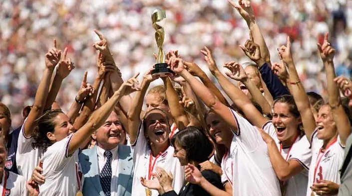 La Selección de USA 1999 levantando la Copa del Mundo