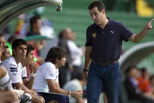 ESPECIAL Del Olmo regresa al banquillo para hablar con sus jugadores