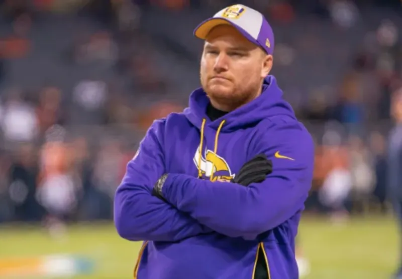 Adam Zimmer, coordinador defensivo de Minnesota