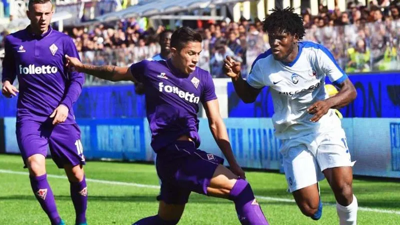 Carlos Salcedo durante un duelo con la Florentina en Serie A