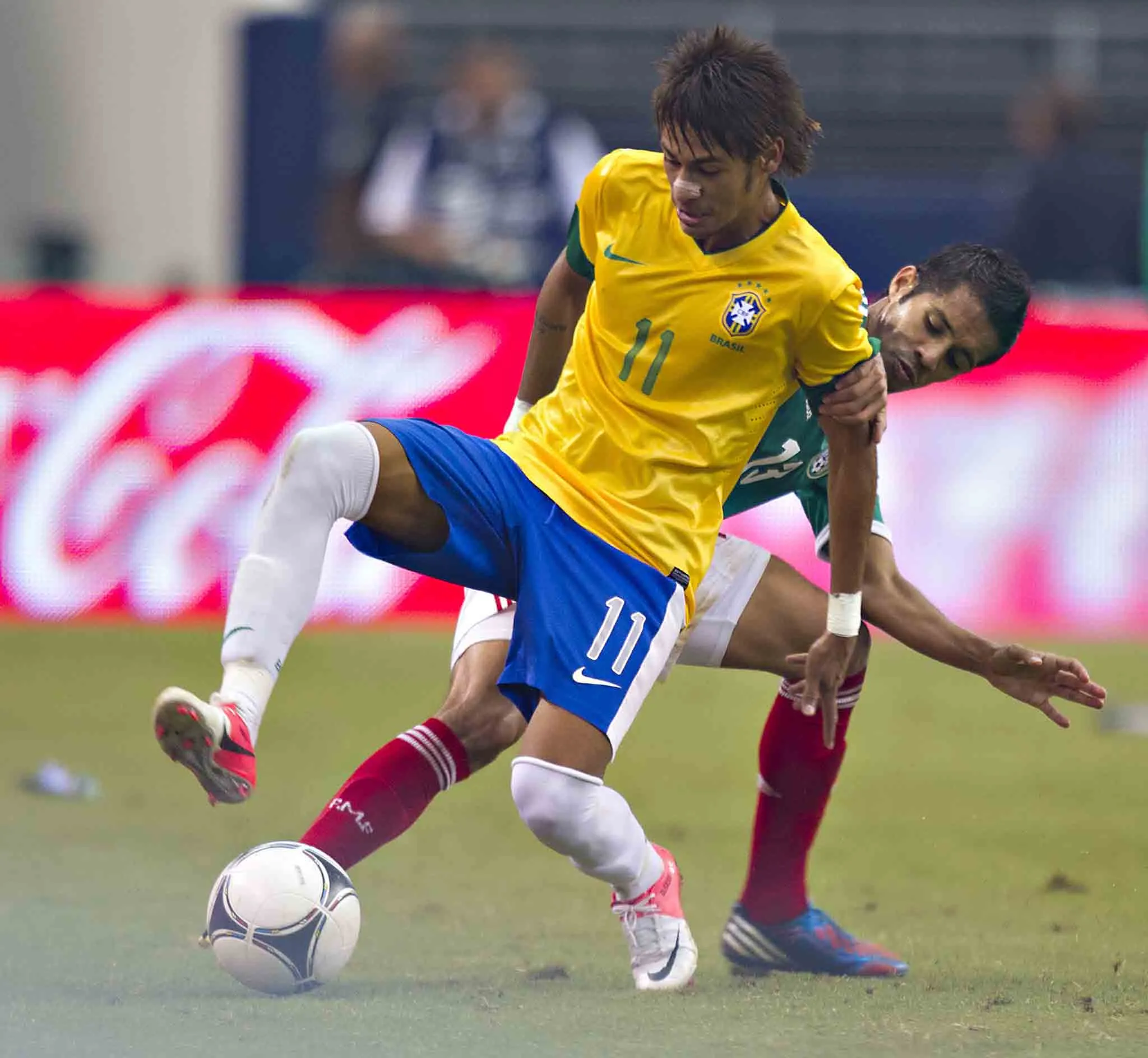 Severo Meza trata de detener a Neymar