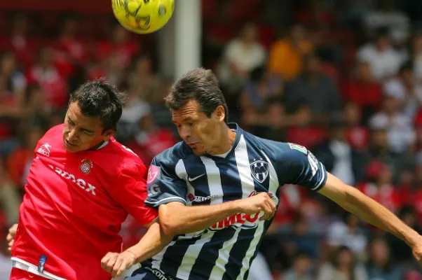 Jared Borguetti y Mario Méndez peleando un esférico