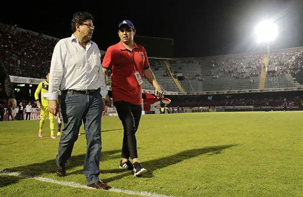 El empresario caminando por el Pirata Fuente