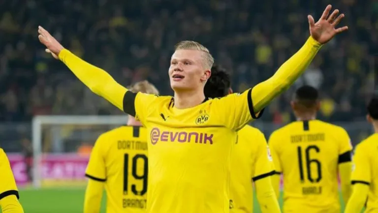 Erling Haaland celebra un gol con el Borussia Dortmund