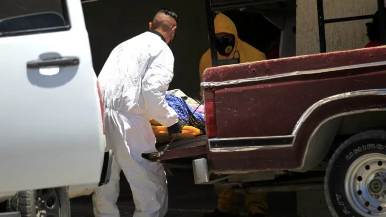 EFE Paciente con coronavirus llega al hospital del IMSS