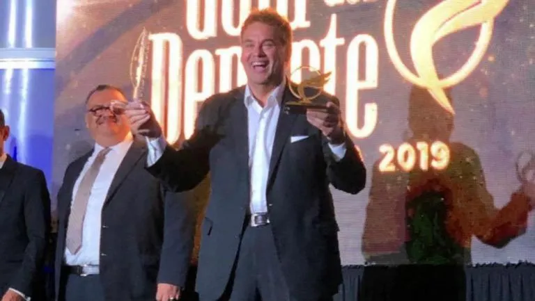 Faitelson recibe reconocimiento en un evento