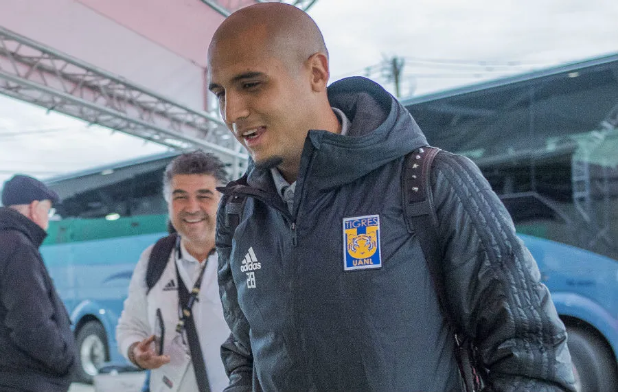 Luis Rodríguez llega a concentración con Tigres