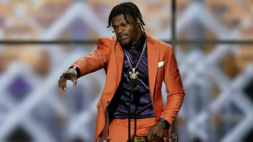 AP Lamar Jackson recibe el MVP