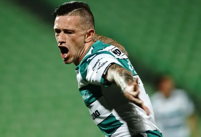 Lozano festeja una anotación con los Guerreros